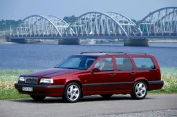Volvo 850 celebra il suo 25° anniversario: puntava alle stelle