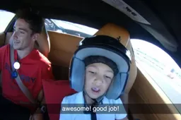 Bambino guida la Ferrari 488 GTB: Leclerc gli fa da istruttore [VIDEO]