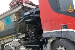 BMW vola e si incastra tra cabina e semirimorchio di un TIR
