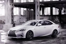 Nuova Lexus IS. Le prime immagini ufficiali