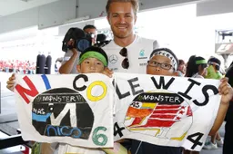 Le tute di Hamilton e Rosberg all'asta per i terremotati