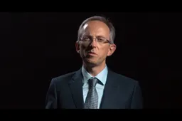 Vigna, CEO Ferrari: "Tesla ha suonato la sveglia"