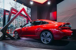 Peugeot 508 in mostra nel cuore di Parigi