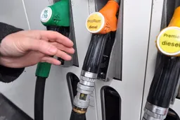 Benzina oltre 2,3 euro al litro in autostrada: Codacons lancia l’allarme, in arrivo nuova stangata sul gasolio da gennaio
