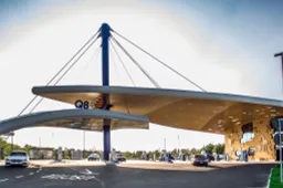 Il ministro Urso: “Tutte le stazioni di servizio avranno colonnine di ricarica”