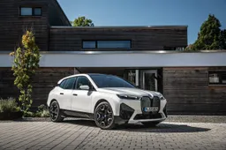 BMW iX: prova in anteprima, interni, motori e prezzi