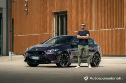 Prova su strada BMW Serie 1 M135 2025: ora è migliorata, ma riesce a divertire?