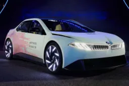 Le prossime BMW saranno così: carrozzeria e cerchi luminosi, oltre a una coppia da capogiro