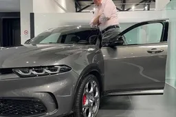 Massimo Boldi celebra l’arrivo della sua nuova Alfa Romeo Tonale [FOTO]