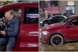 Massimo Boldi bloccato sui binari del tram con la sua AMG [VIDEO]