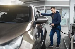 Prezzo benzina oggi: è record storico. “Governo riduca accise di 30 cent”