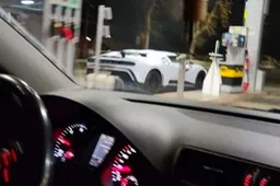 Uno dei 10 esemplari di Bugatti Centodieci fotografato in Salento a far benzina