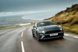 Ford Mustang Bullitt sull’ Isola di Man scatena la cavalleria [VIDEO]