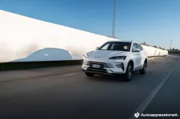 Mercato auto in stallo ad agosto 2025: giù benzina e Diesel, boom delle Plug-In