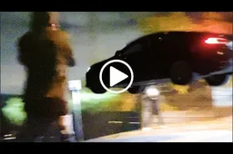 Con la Tesla prende troppa confidenza in un salto: il risultato è disastroso