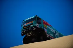Iveco alla tredicesima tappa della Dakar: secondo e quarto posto per De Rooy e Biasion in un’emozionante prova speciale