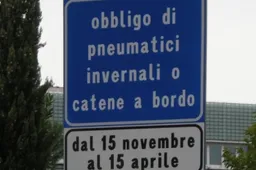Dal 15 novembre scatta l'obbligo di pneumatici invernali o catene a bordo