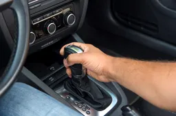 Cambio automatico: lo sai usare? Cosa significano le lettere?