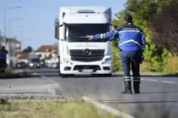Follia in autostrada: camionista viaggia quasi il doppio del limite, arrestato