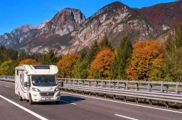 Dimentica la moglie in area di sosta e se ne accorge 4 ore dopo: “Pensavo dormisse dietro”