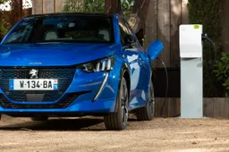 Peugeot e-208 ed e-2008 ordinabili con il caricatore da 11 kW