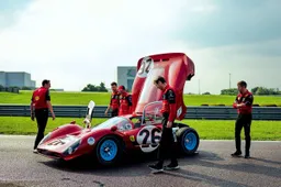 Carlos Sainz alla guida di una Ferrari 412P da milioni di euro