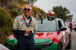 Tavares contro i costruttori europei: “Surreale cambiare le regole sulle emissioni”