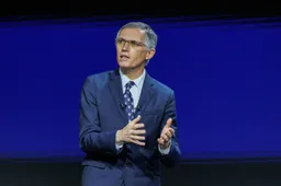 Carlos Tavares: “Entro il 2035 Tesla lascerà l’auto”