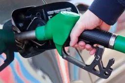 Prezzi benzina, siamo a 2,5 euro al litro: la denuncia fa scalpore
