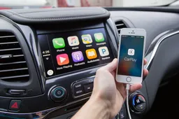 Come eliminare i fili da Android Auto ed Apple CarPlay: c’è un gadget low-cost