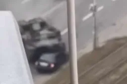 Carro armato schiaccia auto: il video brutale che arriva dall’Ucraina