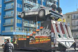 Al Carnevale di Follonica è quasi tragedia: incidente con la De Lorean di Ritorno al Futuro