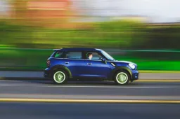 Multe per eccesso di velocità: in Italia tra le più salate d’Europa, fino al 10% dello stipendio