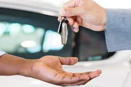 Auto usate, stop alla crescita: ma gli italiani scelgono sempre più ibride o “vecchiette”