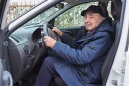 Rinnova la patente a 100 anni, giusto o sbagliato?