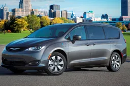 Chrysler Pacifica Hybrid: la monovolume Plug-In arriva in Italia da Cavauto