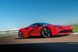 Charles Leclerc nei panni di attore con la SF90 Stradale