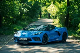 Chevrolet Corvette C8: prova su strada, interni, motore, prezzo Italia