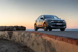 Prova Citroen C4 2025: la berlina per le famiglie. Info, prezzi e come va con il 1.2 ibrido da 136 CV