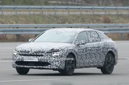 Foto nuova Citroen C5: fuori dagli schemi anche con le camuffature