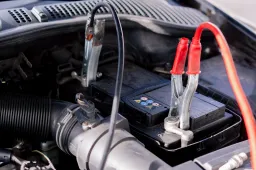 Batteria scarica? Come avviare l'auto con cavi o booster