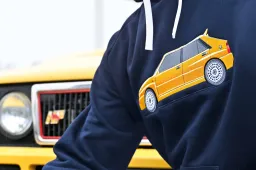 Sparco e Lancia insieme per l’abbigliamento che ogni appassionato di auto desidera
