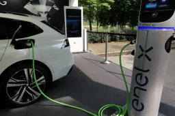 Ricariche sempre più costose per le auto elettriche, cosa sta succedendo?