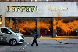 Attivisti imbrattano le vetrine dei concessionari di lusso per protesta