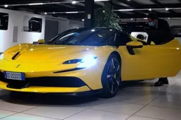 A Roma è stata consegnata la prima Ferrari SF90 Stradale