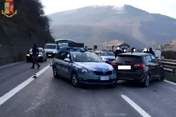 In contromano in autostrada: fermato con spari alle gomme e arrestato