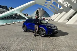 Lexus LBX: come va e quanto costa il nuovo B-SUV premium giapponese