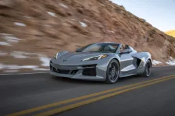 Chevrolet Corvette E-Ray, in Italia la prima ibrida da 646 CV a trazione integrale: ecco com'è