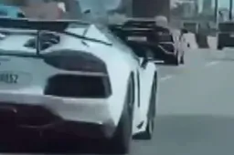 Folle gara in autostrada tra Lamborghini e Porsche finisce in fumo