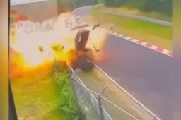 Nürburgring, terribile schianto tra Porsche 911 GT3 RS e BMW M2: il video scatena la discussione